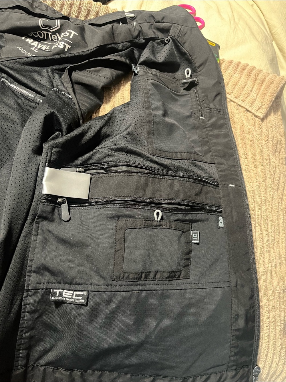Scottevest Women’s Black Performance Travel Vest with Zippered Pockets, XL - Picture 5 of 9